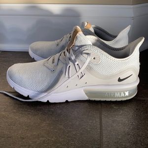 Women’s Nike Fitsole tennis shoe size 7.5. Worn a couple times and in EUC